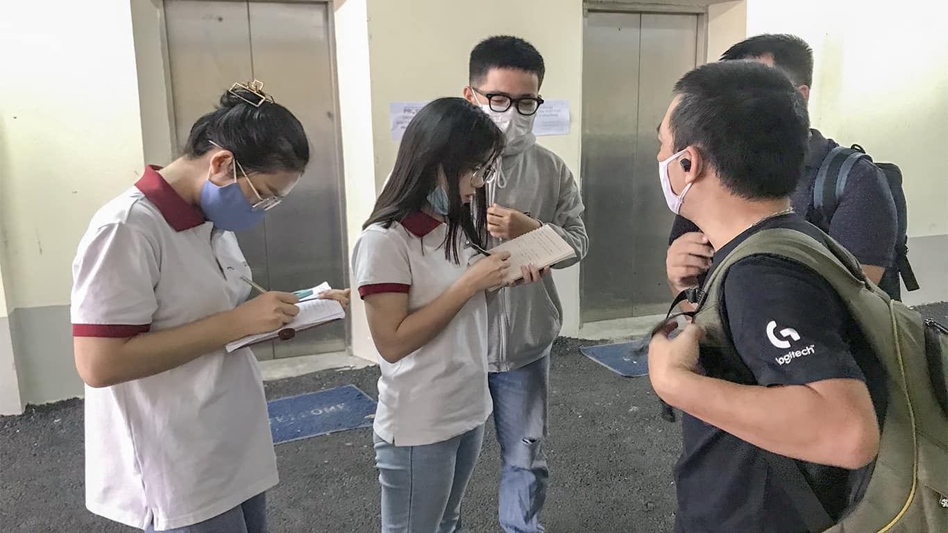 Một nhóm sinh viên thực hiện phỏng vấn kế hoạch chi tiêu